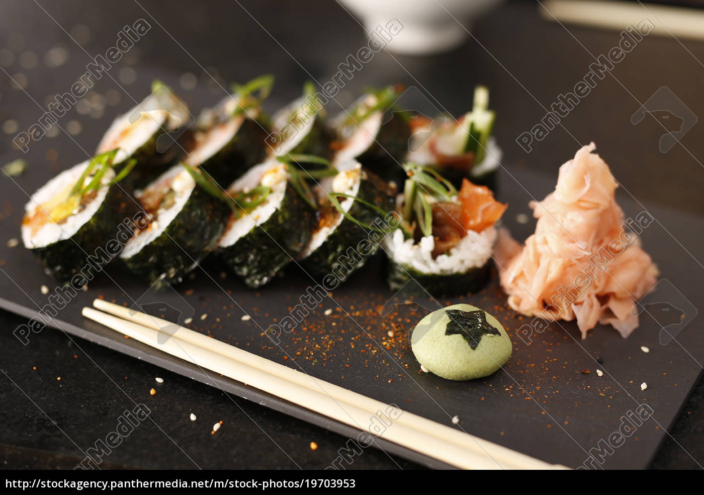 Nigiri z wędzonym łososiem sushi Kuchnia japońska Stock Photo