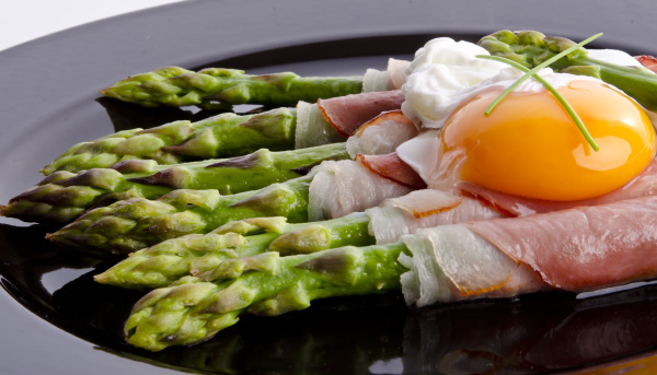 asparagi with fried egg