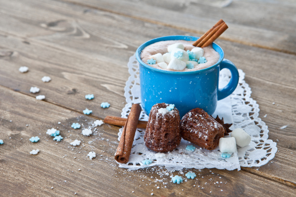 hot chocolate with small cakes