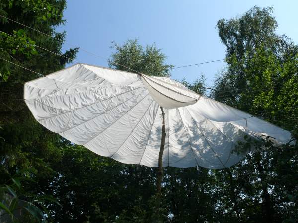 round cap parachute as sun protection