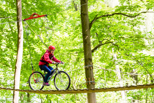 maedchen faehrt fahrrad auf plattform im