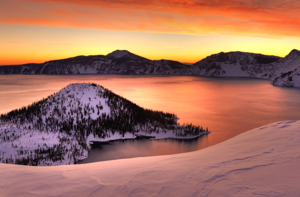 winter sunrise crater lake national park