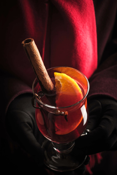 hand in the gloves with mulled