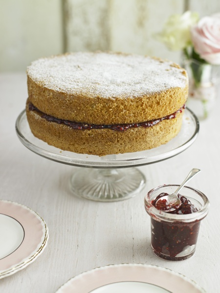 victoria sponge cake with jam filling