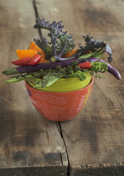 a vegetable bowl containing kale