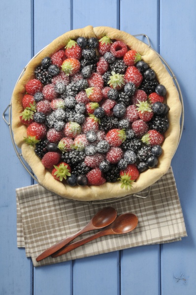 yeast cake with berries