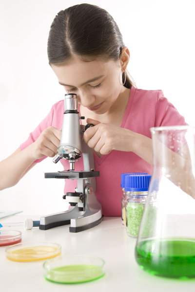 a madchen works on a microscope