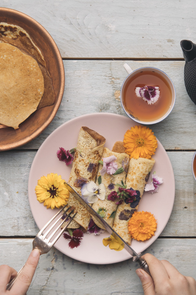 pancakes with edible flowers and infusion
