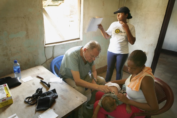 tasbapauni nicaragua doctor examining