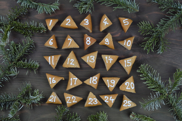 25 numbered advent cookies on brown