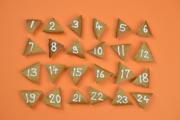 24 advent cookies with numbers on