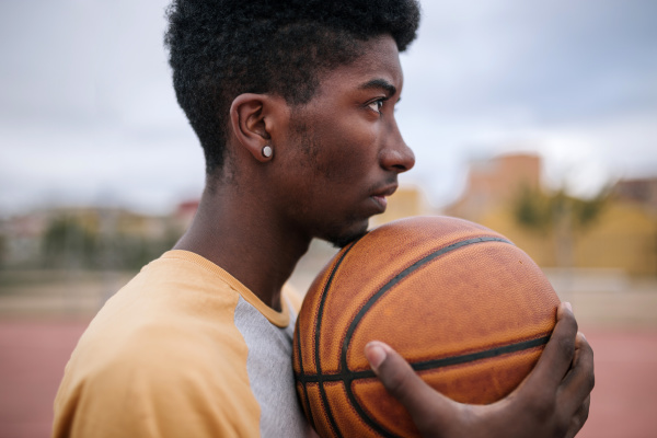 teenager hodling basketball