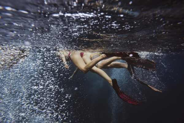 woman underwater gili meno