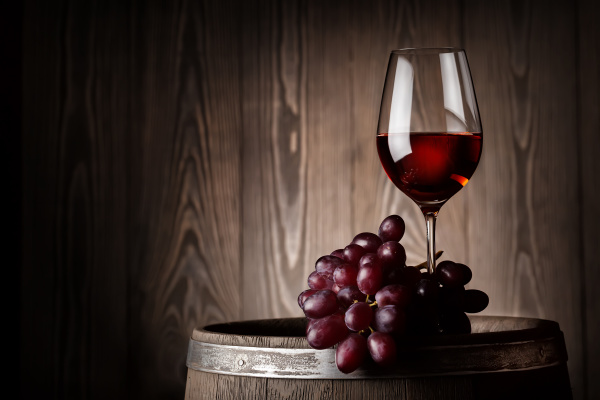 glass, of, red, wine, with, grapes - 28278767