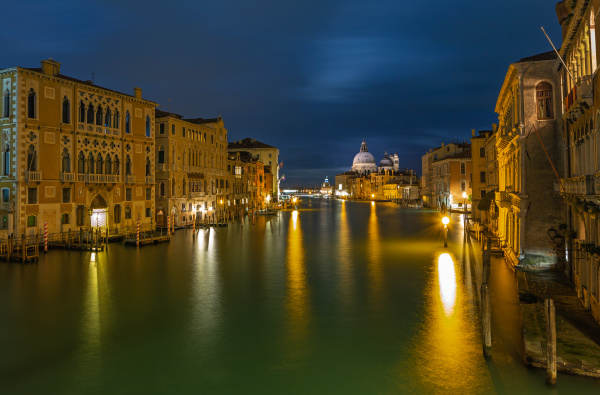 grand canal in venice at night