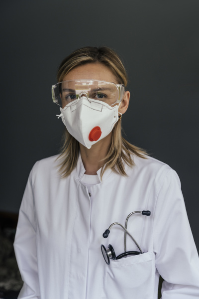 portrait of doctor wearing ffp3 mask