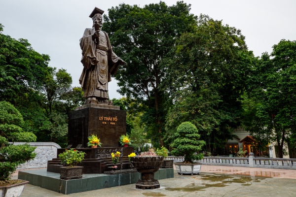 the confucius statue of hanoi in