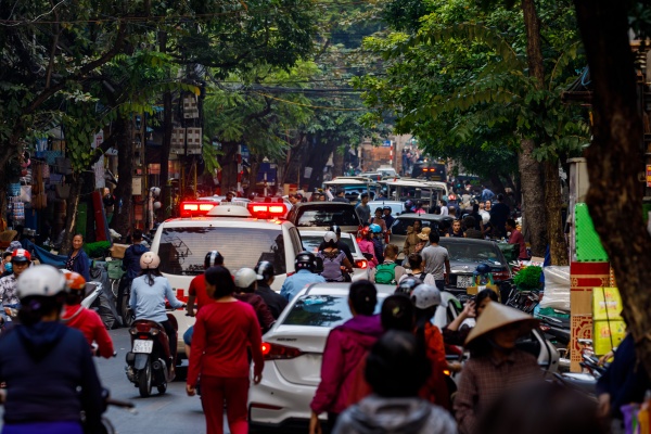 the traffic of hanoi in vietnam