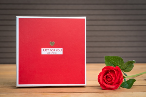 red roses with gift box