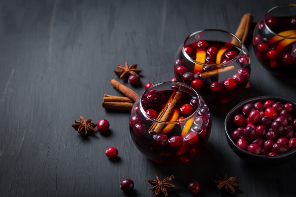 mulled wine with orange cranberries