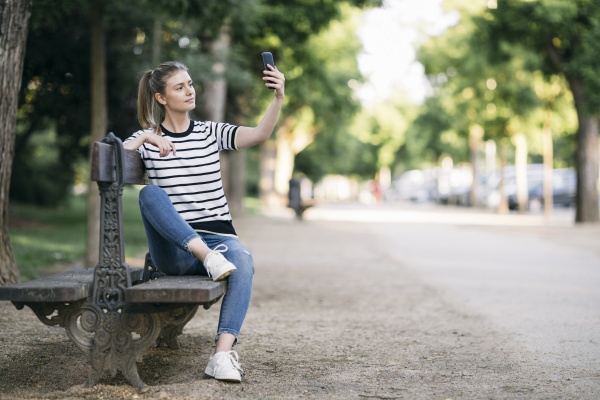 woman, taking, selfie, on, smart, phone - 29111753