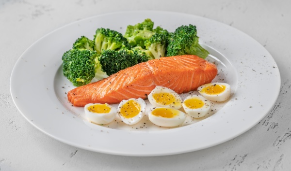 cooked salmon with broccoli and eggs