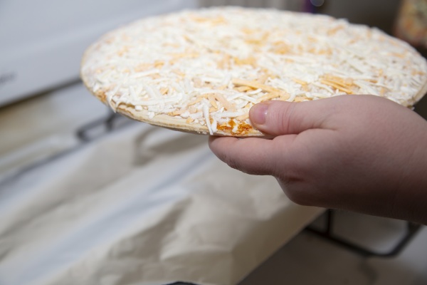 baking cheese pizza