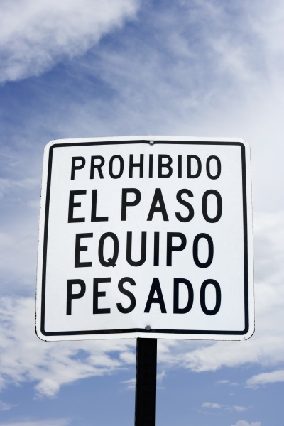 heavy equipment prohibited sign spanish