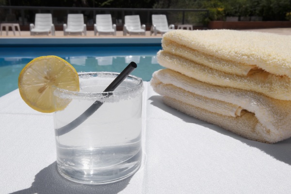 glass of lemonade with towels at