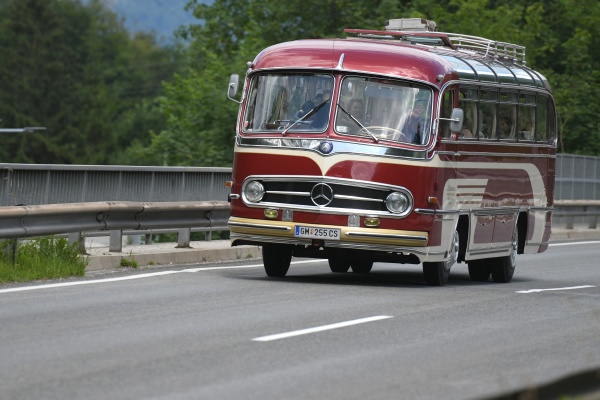 oldtimer bus im salzkammergut oberoesterreich