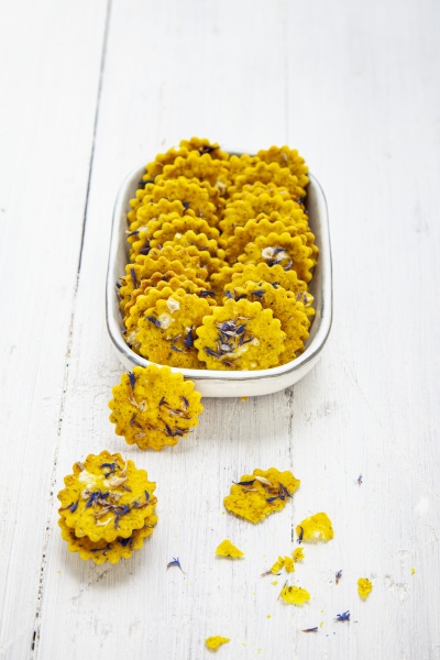 turmeric crackers with cornflower blossoms