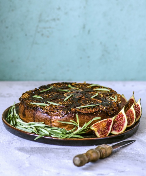 inverted cake with figs rosemary