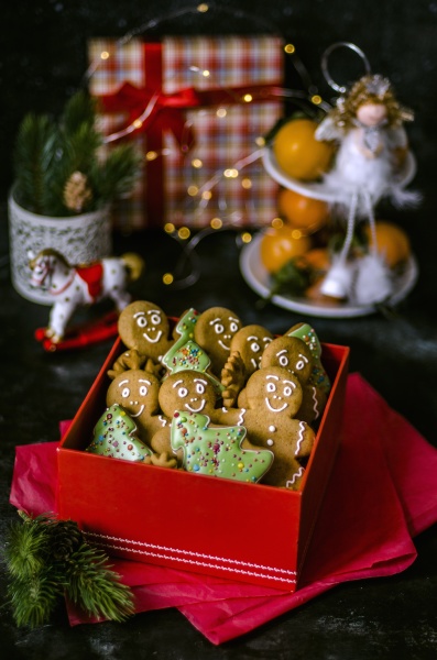 gingerbread men and christmas tree biscuits