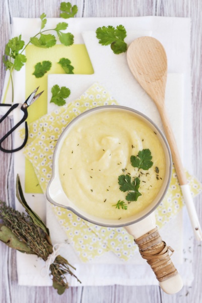 cauliflower and leek soup with herbs