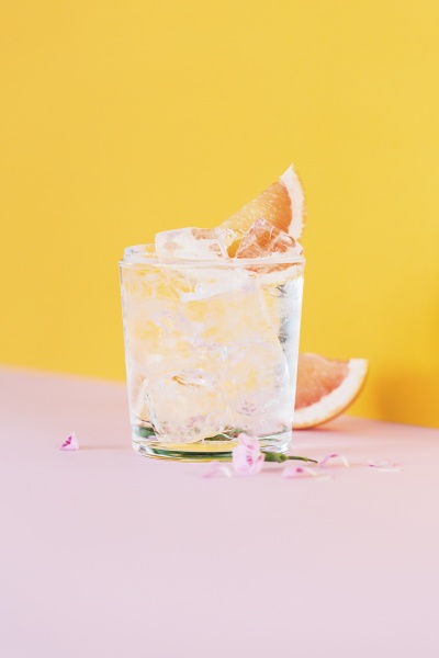 gin and tonic with pink grapefruit