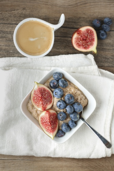 porridge with figs and blueberries