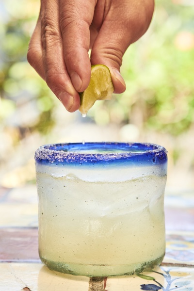 drizzle lime juice in cocktail