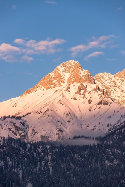 idyllic snowy mountain peaks setting