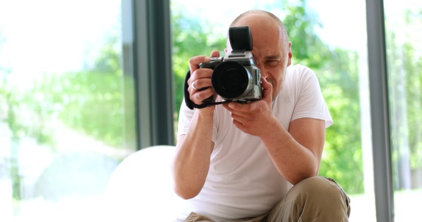photographer takes pictures with dslr camera