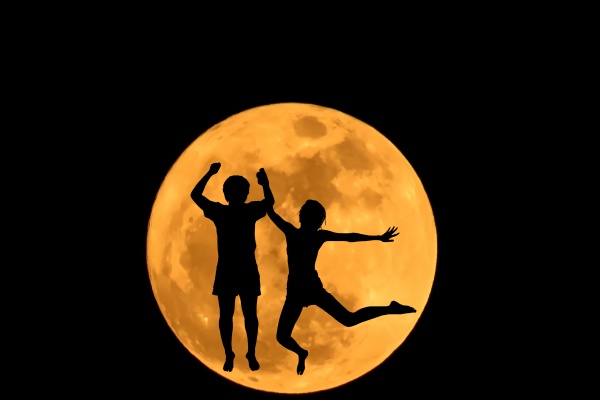 abstract couples leap at super moon