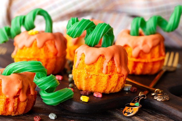 little pumpkin cakes
