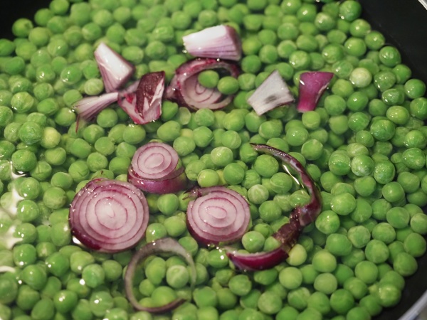 peas legumes food in cooking pan