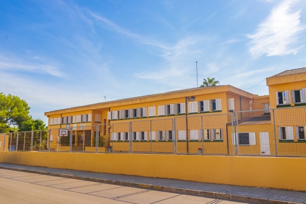yellow school in can picafort on