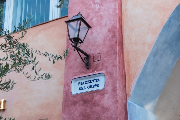 street sign of piazzetta del cervo
