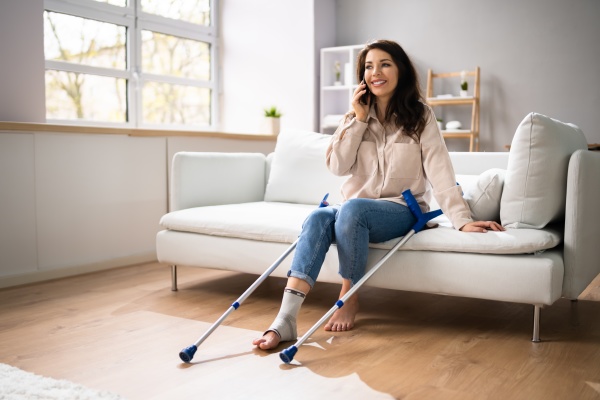 woman with leg injury using crutches