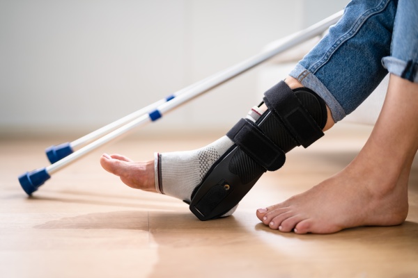 ankle-sprain-bandage-stock-photo-31354421-panthermedia-stock-agency