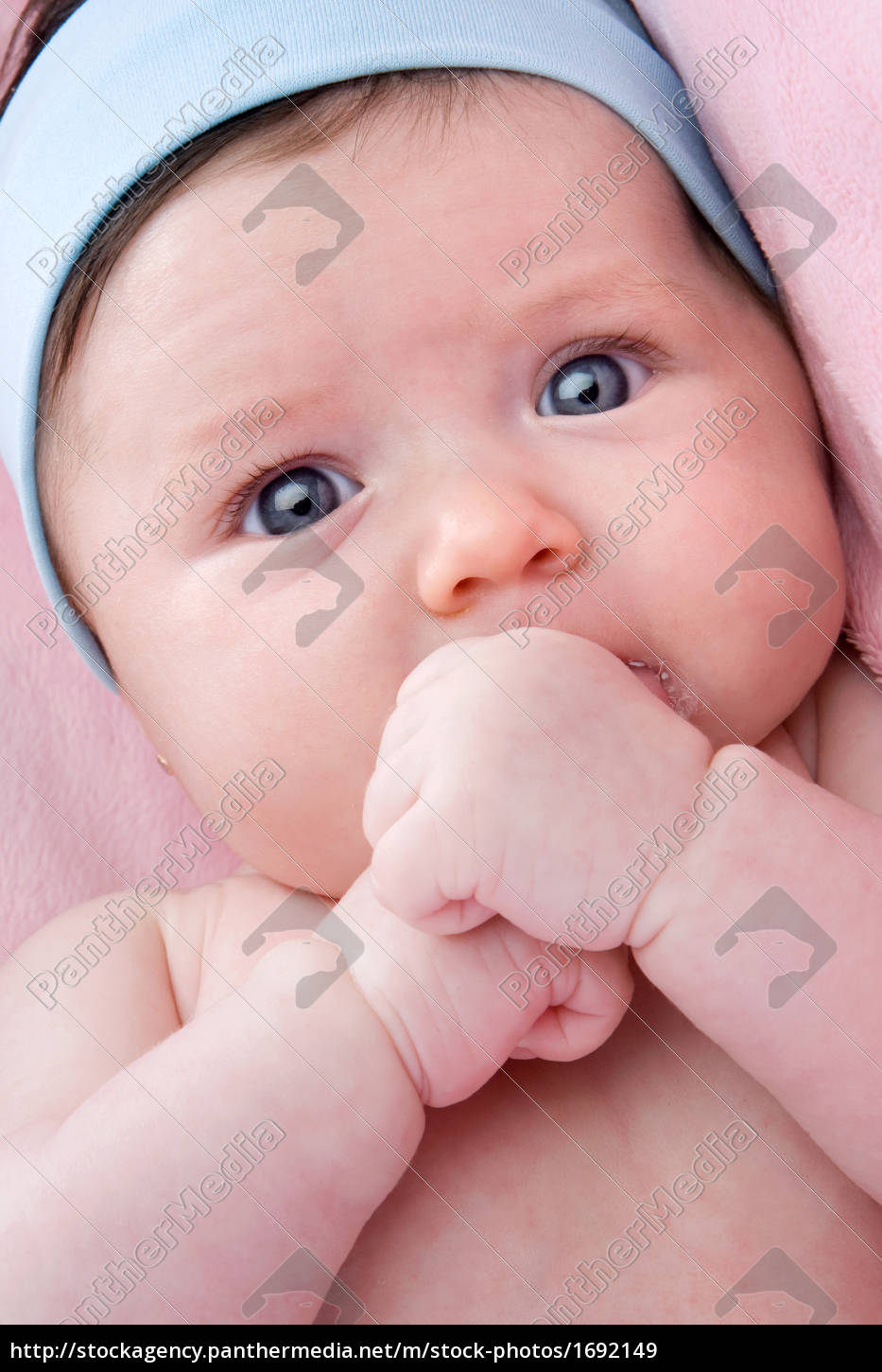 newborn baby blue eyes