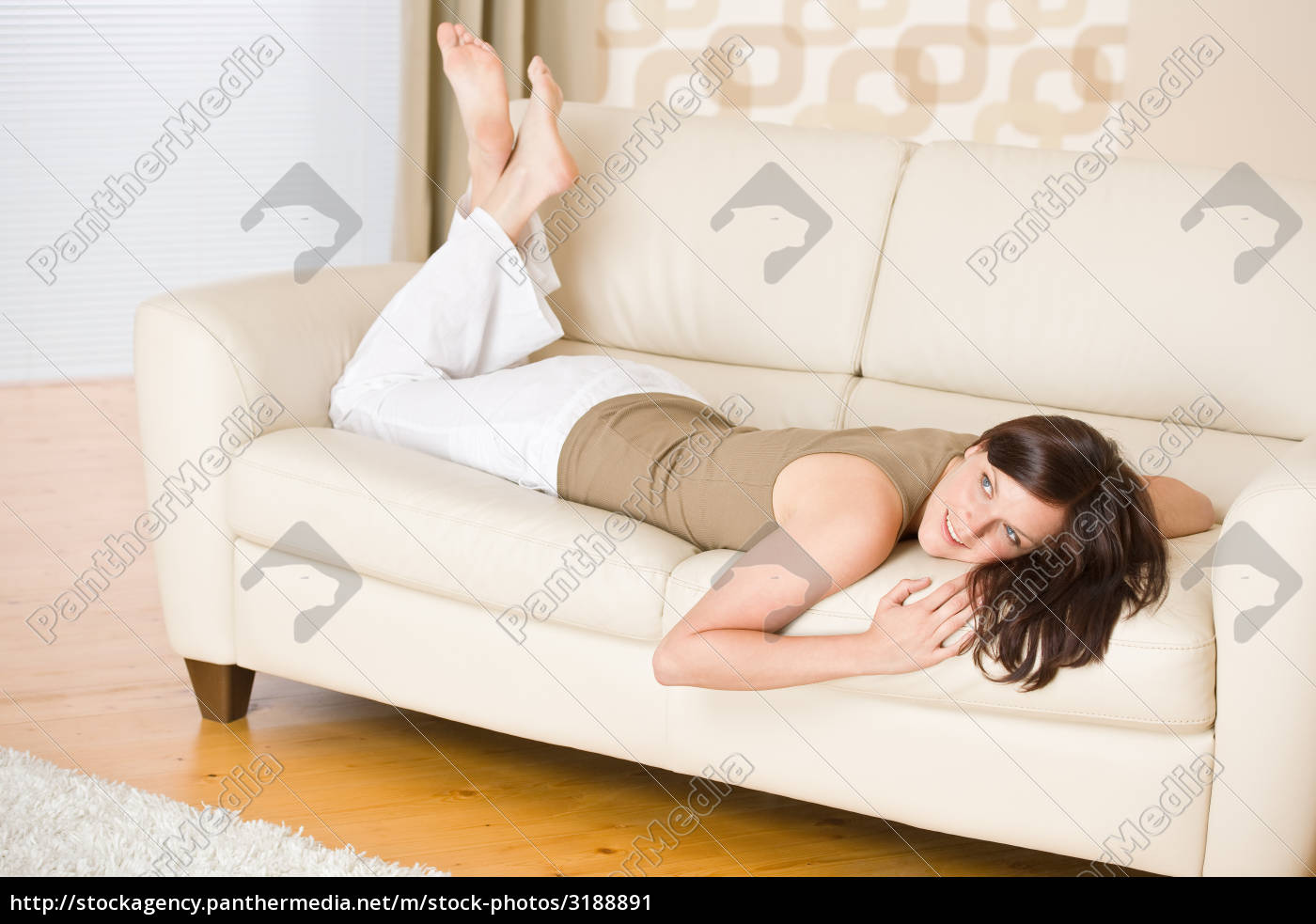 Трудолюбивые девушки расслабляются интимно на диване