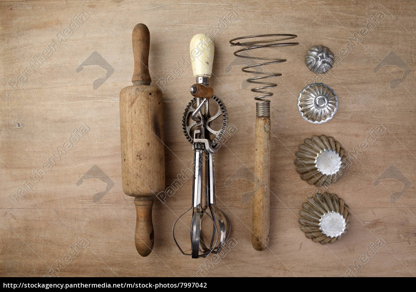 https://mh-2-stockagency.panthermedia.net/media/previews/0007000000/07997000/~old-cooking-utensils_07997042_high.jpg