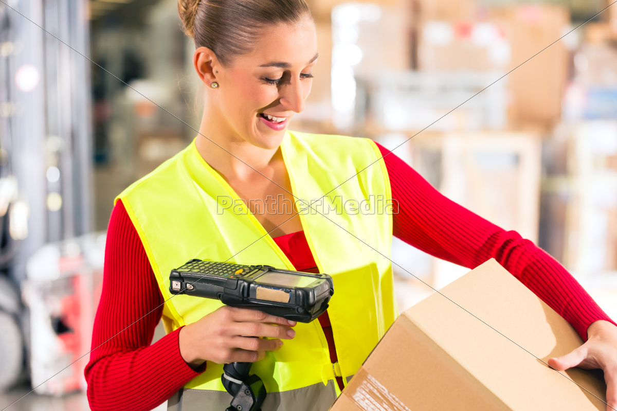 lageristin of freight forwarding keeps package in a - Stock image